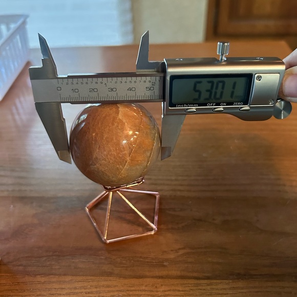 Beautiful Peach Moonstone obelisk, sphere with stand and palm stone. - Picture 5 of 8